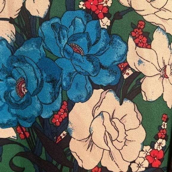 ⚡️ZARA Floral Flowing Blouse with Pearl Buttons bell sleeves SZ M (343) - Picture 5 of 8